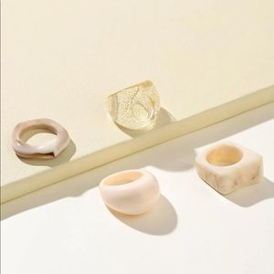 Set a four plastic chunky rings